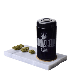 Cannaisseur Humidor L steht auf Mamorplatte