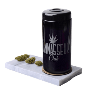 Cannaisseur Humidor XL steht auf Mamorplatte