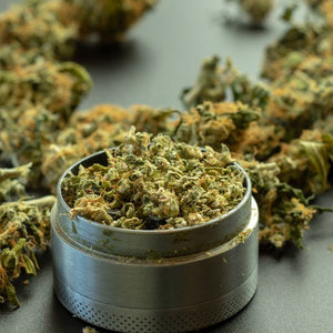 Grinder mit gemahlenen Blüten 
