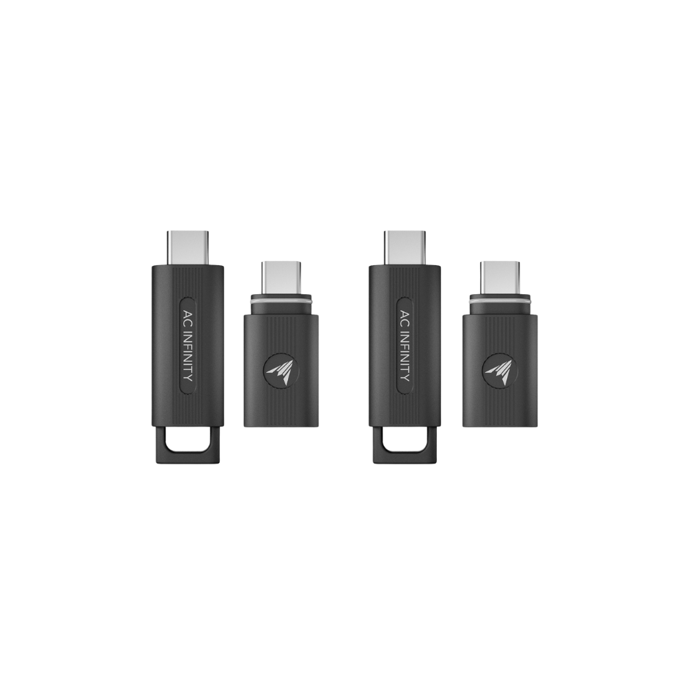 Vier AC Infinity Wireless UIS Transmitter und Empfänger im 2er Pack mit USB-C-Steckern, schwarz, kompakt angeordnet